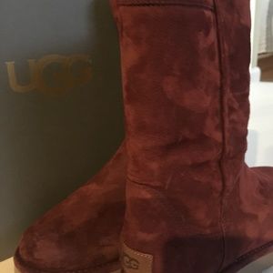 UGG rich burgundy boots size 6 (wore < 1 hr) Italy